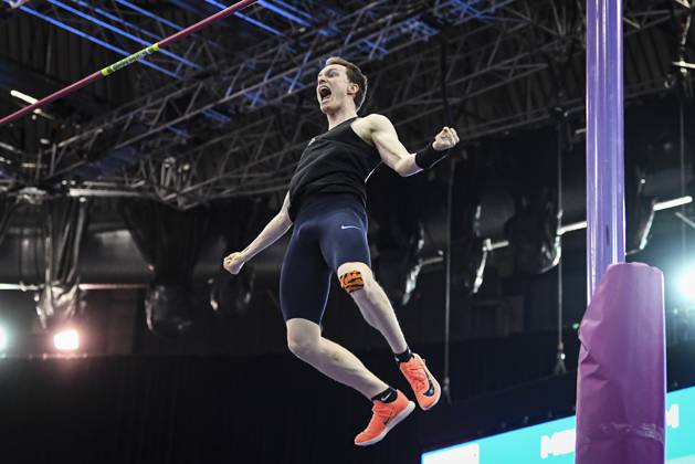 Bilder des Jahres 2025, Sport 02 Februar Sport Themen der Woche KW08 Sport Bilder des Tages 22nd February 2025; Utilita Arena, Birmingham, England; 2025 UK Indoor Athletics Championships Day 1; Rowan MAY of Birchfield Harriers competes in the men s pole vault and celebrates a successful clearance  ActionPlus12753059 GodfreyxPitt