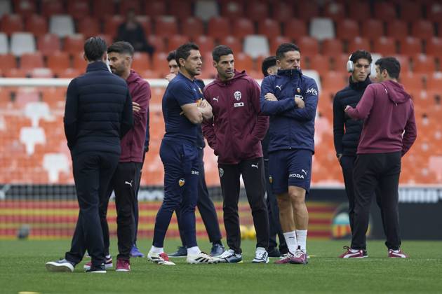 La Liga EA Sports, Spain, Valencia CF and Atletico de Madrid VALENCIA, SPAIN - FEBRUARY 22: Marcos Abad Goalkeeper Coach of Valencia CF looks on prior the La Liga EA Sports match between Valencia CF and Club Atletico de Madrid at Mestalla Stadium on February 22, 2025 in Valencia, Spain. (Photo by Jose Torres Photo Players Images Magara Press) Valencia Mestalla Stadium Spain Copyright: xJosexTorresx