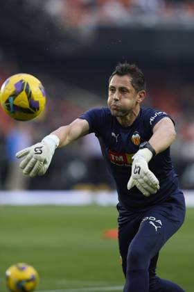 La Liga EA Sports, Spain, Valencia CF and Atletico de Madrid VALENCIA, SPAIN - FEBRUARY 22: Marcos Abad Goalkeeper Coach of Valencia CF warms up prior the La Liga EA Sports match between Valencia CF and Club Atletico de Madrid at Mestalla Stadium on February 22, 2025 in Valencia, Spain. (Photo by Jose Torres Photo Players Images Magara Press) Valencia Mestalla Stadium Spain Copyright: xJosexTorresx