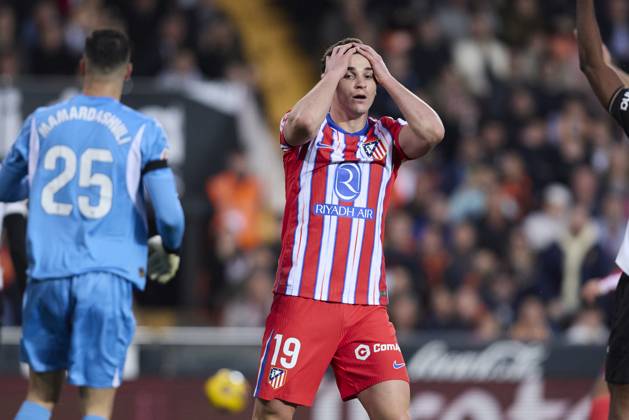 La Liga EA Sports, Spain, Valencia CF and Atletico de Madrid VALENCIA, SPAIN - FEBRUARY 22: Julian Alvarez of Atletico de Madrid reacts during the La Liga EA Sports match between Valencia CF and Club Atletico de Madrid at Mestalla Stadium on February 22, 2025 in Valencia, Spain. (Photo by Jose Torres Photo Players Images Magara Press) Valencia Mestalla Stadium Spain Copyright: xJosexTorresx