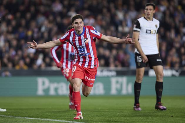 La Liga EA Sports, Spain, Valencia CF and Atletico de Madrid VALENCIA, SPAIN - FEBRUARY 22: Julian Alvarez of Atletico de Madrid celebrates after scoring his team s first goal during the La Liga EA Sports match between Valencia CF and Club Atletico de Madrid at Mestalla Stadium on February 22, 2025 in Valencia, Spain. (Photo by Jose Torres Photo Players Images Magara Press) Valencia Mestalla Stadium Spain Copyright: xJosexTorresx