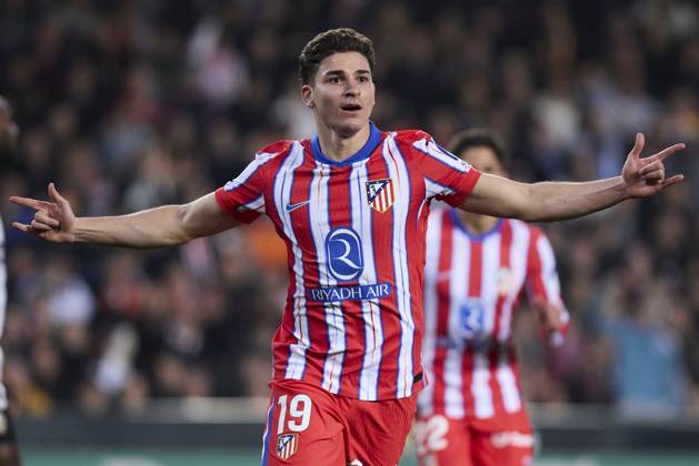 La Liga EA Sports, Spain, Valencia CF and Atletico de Madrid VALENCIA, SPAIN - FEBRUARY 22: Julian Alvarez of Atletico de Madrid celebrates after scoring his team s first goal during the La Liga EA Sports match between Valencia CF and Club Atletico de Madrid at Mestalla Stadium on February 22, 2025 in Valencia, Spain. (Photo by Jose Torres Photo Players Images Magara Press) Valencia Mestalla Stadium Spain Copyright: xJosexTorresx