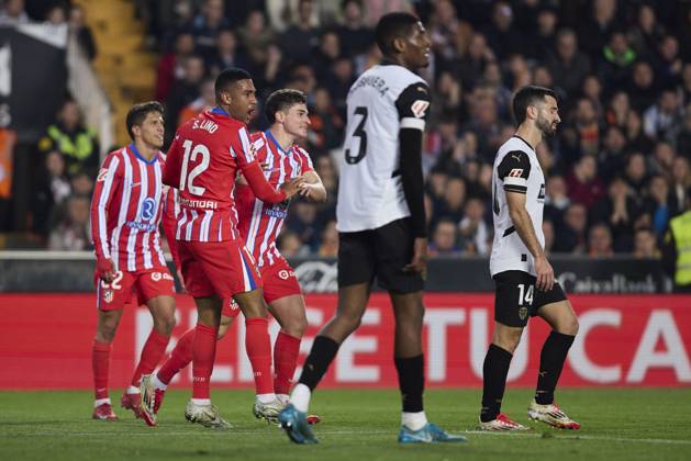 La Liga EA Sports, Spain, Valencia CF and Atletico de Madrid VALENCIA, SPAIN - FEBRUARY 22: Julian Alvarez of Atletico de Madrid celebrates after scoring his team s second goal during the La Liga EA Sports match between Valencia CF and Club Atletico de Madrid at Mestalla Stadium on February 22, 2025 in Valencia, Spain. (Photo by Jose Torres Photo Players Images Magara Press) Valencia Mestalla Stadium Spain Copyright: xJosexTorresx