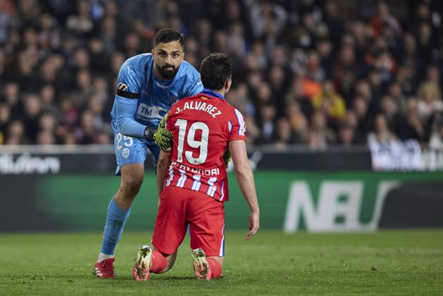 La Liga EA Sports, Spain, Valencia CF and Atletico de Madrid VALENCIA, SPAIN - FEBRUARY 22: Julian Alvarez of Atletico de Madrid and Giorgi Mamardashvili Goalkeeper of Valencia CF reacts during the La Liga EA Sports match between Valencia CF and Club Atletico de Madrid at Mestalla Stadium on February 22, 2025 in Valencia, Spain. (Photo by Jose Torres Photo Players Images Magara Press) Valencia Mestalla Stadium Spain Copyright: xJosexTorresx