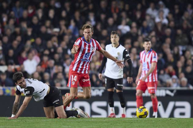La Liga EA Sports, Spain, Valencia CF and Atletico de Madrid VALENCIA, SPAIN - FEBRUARY 22: Hugo Duro Centre-Forward of Valencia CF competes for the ball with Marcos Llorente of Atletico de Madrid during the La Liga EA Sports match between Valencia CF and Club Atletico de Madrid at Mestalla Stadium on February 22, 2025 in Valencia, Spain. (Photo by Jose Torres Photo Players Images Magara Press) Valencia Mestalla Stadium Spain Copyright: xJosexTorresx