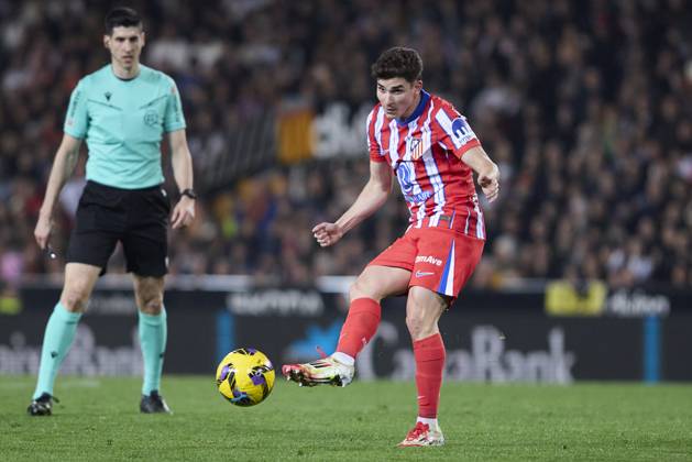La Liga EA Sports, Spain, Valencia CF and Atletico de Madrid VALENCIA, SPAIN - FEBRUARY 22: Julian Alvarez of Atletico de Madrid passes the ball during the La Liga EA Sports match between Valencia CF and Club Atletico de Madrid at Mestalla Stadium on February 22, 2025 in Valencia, Spain. (Photo by Jose Torres Photo Players Images Magara Press) Valencia Mestalla Stadium Spain Copyright: xJosexTorresx