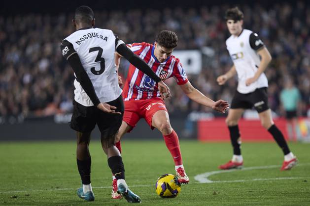 La Liga EA Sports, Spain, Valencia CF and Atletico de Madrid VALENCIA, SPAIN - FEBRUARY 22: Julian Alvarez of Atletico de Madrid competes for the ball with Cristhian Mosquera Centre-Back of Valencia CF during the La Liga EA Sports match between Valencia CF and Club Atletico de Madrid at Mestalla Stadium on February 22, 2025 in Valencia, Spain. (Photo by Jose Torres Photo Players Images Magara Press) Valencia Mestalla Stadium Spain Copyright: xJosexTorresx