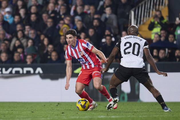 La Liga EA Sports, Spain, Valencia CF and Atletico de Madrid VALENCIA, SPAIN - FEBRUARY 22: Julian Alvarez of Atletico de Madrid competes for the ball with Dimitri Foulquier Right-Back of Valencia CF during the La Liga EA Sports match between Valencia CF and Club Atletico de Madrid at Mestalla Stadium on February 22, 2025 in Valencia, Spain. (Photo by Jose Torres Photo Players Images Magara Press) Valencia Mestalla Stadium Spain Copyright: xJosexTorresx