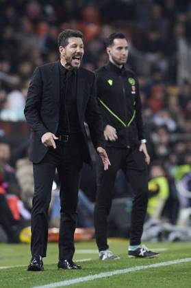 La Liga EA Sports, Spain, Valencia CF and Atletico de Madrid VALENCIA, SPAIN - FEBRUARY 22: Diego Pablo Simeone Head Coach of Atletico de Madrid looks on during the La Liga EA Sports match between Valencia CF and Club Atletico de Madrid at Mestalla Stadium on February 22, 2025 in Valencia, Spain. (Photo by Jose Torres Photo Players Images Magara Press) Valencia Mestalla Stadium Spain Copyright: xJosexTorresx
