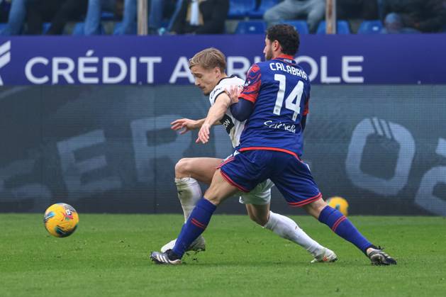 Pontus Almqvist (Parma Calcio) fights for the ball against .bo during Parma Calcio vs Bologna FC, Italian soccer Serie A match in Parma, Italy, February 22 2025 Copyright: xLorenzoxCattani IPAxSportx xipa-agency.netx xx IPA_54427951 IPA_Agency_IPA54427951