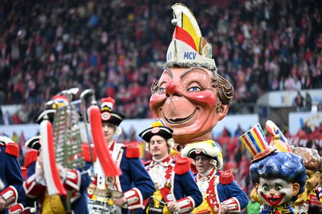 Bilder des Jahres 2025, Sport 02 Februar Sport Themen der Woche KW08 Sport Bilder des Tages Fußball 1. Bundesliga 23. Spieltag 1. FSV Mainz 05 - FC St. Pauli am 22.02.2025 in der Mewa Arena in Mainz Karnevalsfiguren des Mainzer Karnevalsvereins DFL regulations prohibit any use of photographs as image sequences and or quasi-video.