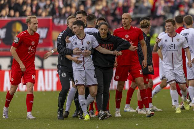 Essen, Deutschland 22. Februar 2025: 3. Liga - 2024 2025 - Rot-Weiss Essen vs. FC Ingolstadt 04 Im Bild: 3. v.li. Felix Keidel (FCI) und Trainerin Sabrina Wittmann (FCI) nach Auseinandersetzung mit Kaito Mizuta (RWE) DFB regulations prohibit any use of photographs as image sequences and or quasi-video. Stadion an der Hafenstraße Nordrhein Westfalen Copyright: xFotostandx xSchäferx