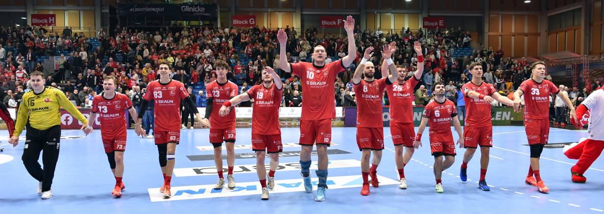 Jubel Freude nach dem Sieg: Nebojsa Simic (Torwart MT Melsungen 16), Timo Kastening (MT Melsungen 73), Ian Barrufet (MT Melsungen 83), Marti Soler (MT Melsungen 23), Elvar Oern Jonsson (MT Melsungen 19), Dainis Kristopans (MT Melsungen 10), Adrian Sipos (MT Melsungen 8), Jonathan Svensson (MT Melsungen 28), Erik Balenciaga (MT Melsungen 6), Nikolaj Enderleit (MT Melsungen 4), Aaron Mensing (MT Melsungen 33) (L-R) , GER, MT Melsungen - TVB 1898 Stuttgart, Handball, 1. Bundesliga, 20. Spieltag, Saison 2024 2025, 22.02.2025, GER, MT Melsungen - TVB 1898 Stuttgart, Handball, 1. Bundesliga, 20. Spieltag, Saison 2024 2025, 22.02.2025 Kassel Copyright: xEibner-Pressefotox xRolandxSippelx EP_RSL