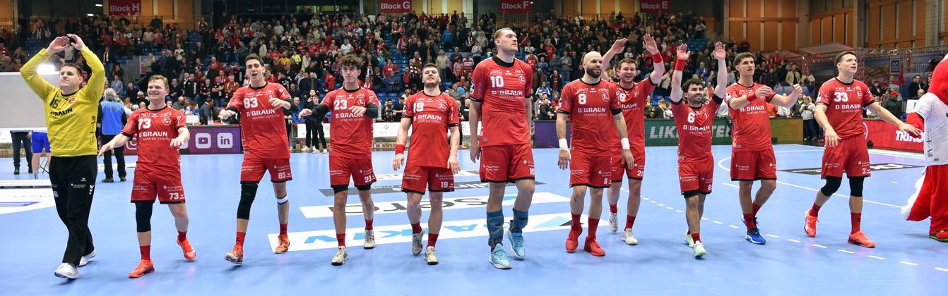Jubel Freude nach dem Sieg: Nebojsa Simic (Torwart MT Melsungen 16), Timo Kastening (MT Melsungen 73), Ian Barrufet (MT Melsungen 83), Marti Soler (MT Melsungen 23), Elvar Oern Jonsson (MT Melsungen 19), Dainis Kristopans (MT Melsungen 10), Adrian Sipos (MT Melsungen 8), Jonathan Svensson (MT Melsungen 28), Erik Balenciaga (MT Melsungen 6), Nikolaj Enderleit (MT Melsungen 4), Aaron Mensing (MT Melsungen 33) (L-R) , GER, MT Melsungen - TVB 1898 Stuttgart, Handball, 1. Bundesliga, 20. Spieltag, Saison 2024 2025, 22.02.2025, GER, MT Melsungen - TVB 1898 Stuttgart, Handball, 1. Bundesliga, 20. Spieltag, Saison 2024 2025, 22.02.2025 Kassel Copyright: xEibner-Pressefotox xRolandxSippelx EP_RSL