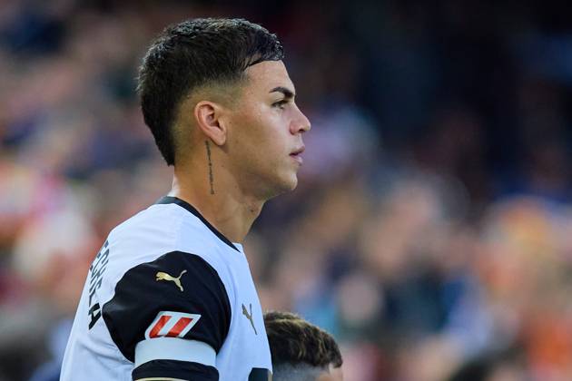 La Liga EA Sports, Spain, Valencia CF and Atletico de Madrid VALENCIA, SPAIN - FEBRUARY 22: Enzo Barrenechea Centre-Back of Valencia CF looks on during the La Liga EA Sports match between Valencia CF and Club Atletico de Madrid at Mestalla Stadium on February 22, 2025 in Valencia, Spain. (Photo by Jose Torres Photo Players Images Magara Press) Valencia Mestalla Stadium Spain Copyright: xJosexTorresx