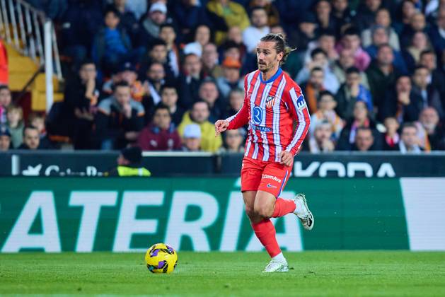 La Liga EA Sports, Spain, Valencia CF and Atletico de Madrid VALENCIA, SPAIN - FEBRUARY 22: Antoine Griezmann Centre-Forward of Atletico de Madrid runs with the ball during the La Liga EA Sports match between Valencia CF and Club Atletico de Madrid at Mestalla Stadium on February 22, 2025 in Valencia, Spain. (Photo by Jose Torres Photo Players Images Magara Press) Valencia Mestalla Stadium Spain Copyright: xJosexTorresx