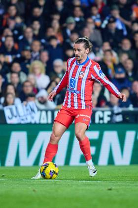 La Liga EA Sports, Spain, Valencia CF and Atletico de Madrid VALENCIA, SPAIN - FEBRUARY 22: Antoine Griezmann Centre-Forward of Atletico de Madrid passes the ball during the La Liga EA Sports match between Valencia CF and Club Atletico de Madrid at Mestalla Stadium on February 22, 2025 in Valencia, Spain. (Photo by Jose Torres Photo Players Images Magara Press) Valencia Mestalla Stadium Spain Copyright: xJosexTorresx