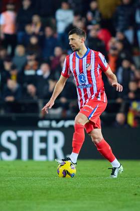 La Liga EA Sports, Spain, Valencia CF and Atletico de Madrid VALENCIA, SPAIN - FEBRUARY 22: Clement Lenglet of Atletico de Madrid runs with the ball during the La Liga EA Sports match between Valencia CF and Club Atletico de Madrid at Mestalla Stadium on February 22, 2025 in Valencia, Spain. (Photo by Jose Torres Photo Players Images Magara Press) Valencia Mestalla Stadium Spain Copyright: xJosexTorresx