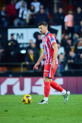 La Liga EA Sports, Spain, Valencia CF and Atletico de Madrid VALENCIA, SPAIN - FEBRUARY 22: Clement Lenglet of Atletico de Madrid runs with the ball during the La Liga EA Sports match between Valencia CF and Club Atletico de Madrid at Mestalla Stadium on February 22, 2025 in Valencia, Spain. (Photo by Jose Torres Photo Players Images Magara Press) Valencia Mestalla Stadium Spain Copyright: xJosexTorresx