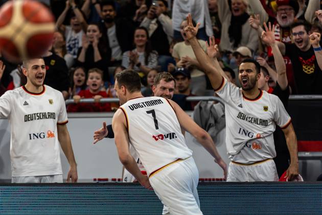 Sport Bilder des Tages FIBA Basketball, EuroBasket Qualifiers 2025, Herren. Gruppe D. 23.02.2025, Deutschland - Bulgarien Johannes Voigtmann (Deutschland, No7) jubelt mit Johannes Thiemann (Deutschland, No32) Copyright: Alexander Trienitz.