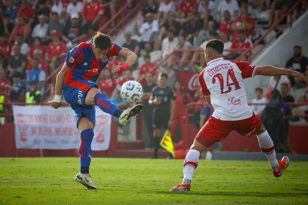 February 23, 2025, Buenos Aires, Buenos Aires, Argentina: Andres Vombergar of San Lorenzo (L) seen during the match between Huracan and San Lorenzo as part of Liga Profesional de Futbol Argentino, on February 23 2025 in Buenos Aires, Argentina Buenos Aires Argentina - ZUMAt163 20250223_zsp_t163_008 Copyright: xRobertoxTuerox
