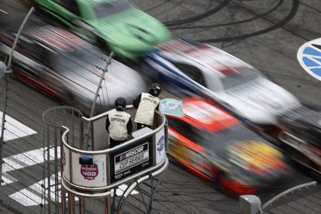 Bilder des Jahres 2025, Sport 02 Februar Sport Themen der Woche KW08 HAMPTON, GA - FEBRUARY 23: The flagman waves the green flag during the running of the NASCAR, Motorsport, USA Cup Series Ambetter Health 400 on February 23, 2025 at Atlanta Motor Speedway in Hampton, GA. (Photo by Jeff Robinson Icon Sportswire) AUTO: FEB 23 NASCAR Cup Series Ambetter Health 400 EDITORIAL USE ONLY Icon2502231196400