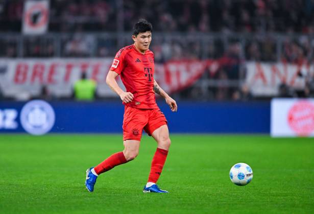 Min-Jae Kim (FC Bayern Muenchen) in Aktion waehrend des Spiels der 1. Bundesliga zwischen FC Bayern München und Eintracht Frankfurt, Allianz Arena am 23. February 2025 in München, Deutschland. (Foto von Silas Schüller DeFodi Images) +++ Min-Jae Kim (FC Bayern Muenchen) controls the ball during the Bundesliga match between FC Bayern München and Eintracht Frankfurt at Allianz Arena on February 23, 2025 in Munich, Germany. (Photo by Silas Schüller DeFodi Images) DFL regulations prohibit any use of photographs as image sequences and or quasi-video. (Photo by Silas Schueller DeFodi Images)