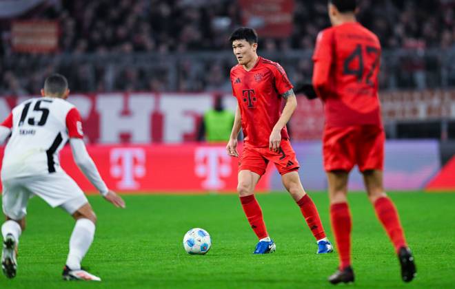Min-Jae Kim (FC Bayern Muenchen) in Aktion waehrend des Spiels der 1. Bundesliga zwischen FC Bayern München und Eintracht Frankfurt, Allianz Arena am 23. February 2025 in München, Deutschland. (Foto von Silas Schüller DeFodi Images) +++ Min-Jae Kim (FC Bayern Muenchen) controls the ball during the Bundesliga match between FC Bayern München and Eintracht Frankfurt at Allianz Arena on February 23, 2025 in Munich, Germany. (Photo by Silas Schüller DeFodi Images) DFL regulations prohibit any use of photographs as image sequences and or quasi-video. (Photo by Silas Schueller DeFodi Images)