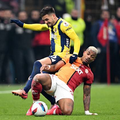 ISTANBUL - (l-r) Dusan Tadic of Fenerbahce SK, Mario Rene Junior Lemina of Galatasaray SK during the Turkish Superlig match between Galatasaray and Fenerbahce at the Ali Sami Yen Spor Kompleksi stadium on Feb. 24, 2025 in Istanbul, Turkey. ANP Hollandse Hoogte Turkish Super League 2024 25 xVIxANPxSportx xGerritxvanxKeulenxIVx 520841307 originalFilename: 520841307