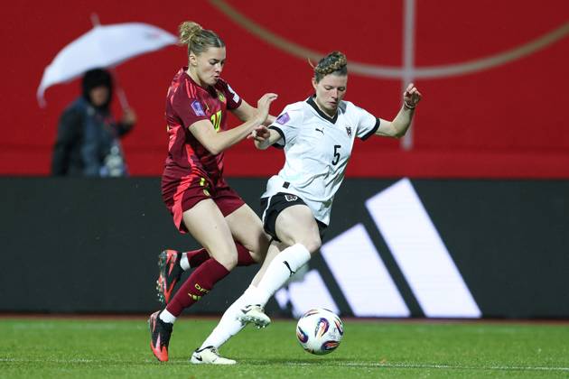 Fußball UEFA Nations League Damen Nationalmannschaft Länderspiel Deutschland - Österreich am 25.02.2025 im Max-Morlock-Stadion in Nürnberg Laura Freigang ( Deutschland ), links - Claudia Wenger ( Österreich ), rechts DFB regulations prohibit any use of photographs as image sequences and or quasi-video.