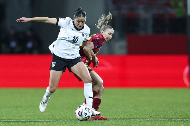 Fußball UEFA Nations League Damen Nationalmannschaft Länderspiel Deutschland - Österreich am 25.02.2025 im Max-Morlock-Stadion in Nürnberg Laura Feiersinger ( Österreich ), links - Elisa Senß ( Deutschland ), rechts DFB regulations prohibit any use of photographs as image sequences and or quasi-video.