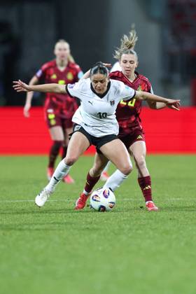 Fußball UEFA Nations League Damen Nationalmannschaft Länderspiel Deutschland - Österreich am 25.02.2025 im Max-Morlock-Stadion in Nürnberg Laura Feiersinger ( Österreich ), vorne - Elisa Senß ( Deutschland ), hinten DFB regulations prohibit any use of photographs as image sequences and or quasi-video.