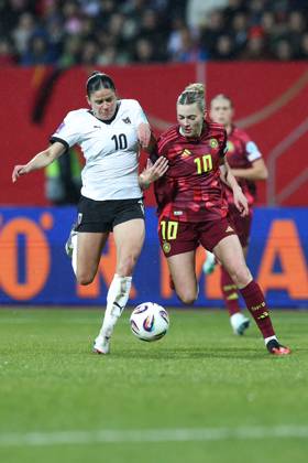 Fußball UEFA Nations League Damen Nationalmannschaft Länderspiel Deutschland - Österreich am 25.02.2025 im Max-Morlock-Stadion in Nürnberg Laura Feiersinger ( Österreich ), links - Laura Freigang ( Deutschland ), rechts DFB regulations prohibit any use of photographs as image sequences and or quasi-video.