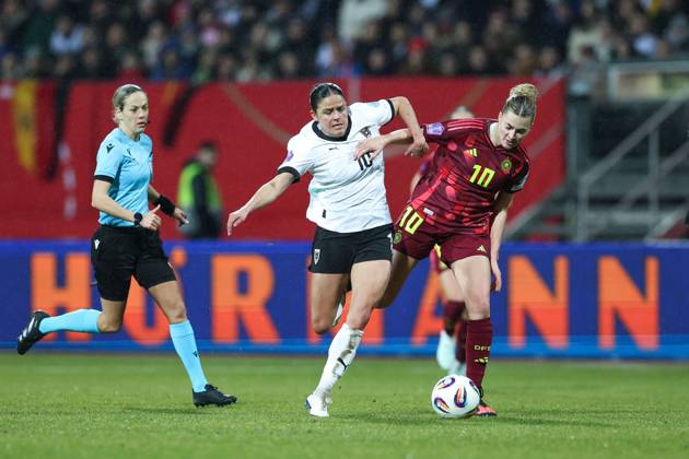 Fußball UEFA Nations League Damen Nationalmannschaft Länderspiel Deutschland - Österreich am 25.02.2025 im Max-Morlock-Stadion in Nürnberg Laura Feiersinger ( Österreich ), links - Laura Freigang ( Deutschland ), rechts DFB regulations prohibit any use of photographs as image sequences and or quasi-video.