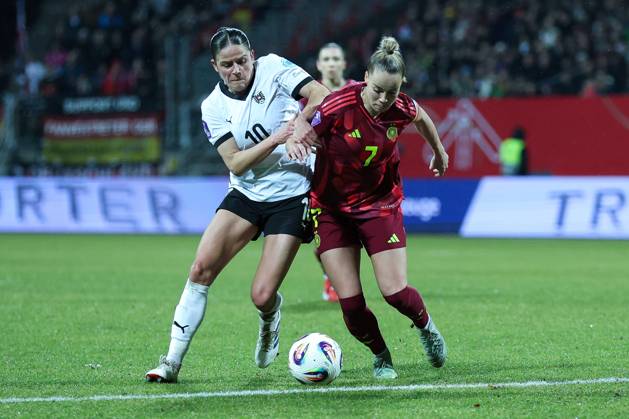 Fußball UEFA Nations League Damen Nationalmannschaft Länderspiel Deutschland - Österreich am 25.02.2025 im Max-Morlock-Stadion in Nürnberg Laura Feiersinger ( Österreich ), links - Giulia Gwinn ( Deutschland ), rechts DFB regulations prohibit any use of photographs as image sequences and or quasi-video.