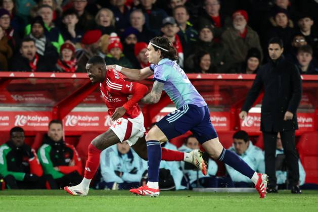 Premier League Nottingham Forest v Arsenal Callum Hudson-Odoi of Nottingham Forest is fouled by Riccardo Calafiori of Arsenal during the Premier League match Nottingham Forest vs Arsenal at City Ground, Nottingham, United Kingdom, 26th February 2025 (Photo by Alfie Cosgrove News Images) Nottingham City Ground Nottinghamshire United Kingdom Copyright: xAlfiexCosgrove NewsxImagesx