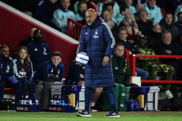 Premier League Nottingham Forest v Arsenal Nuno Espirito Santo manager of Nottingham Forest picks the ball up during the Premier League match Nottingham Forest vs Arsenal at City Ground, Nottingham, United Kingdom, 26th February 2025 (Photo by Alfie Cosgrove News Images) Nottingham City Ground Nottinghamshire United Kingdom Copyright: xAlfiexCosgrove NewsxImagesx