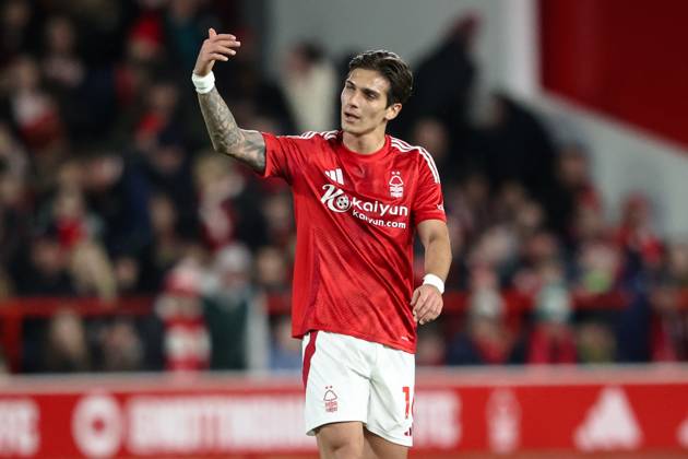Premier League Nottingham Forest v Arsenal Nicolas Dominguez of Nottingham Forest gives his team instructions during the Premier League match Nottingham Forest vs Arsenal at City Ground, Nottingham, United Kingdom, 26th February 2025 (Photo by Alfie Cosgrove News Images) Nottingham City Ground Nottinghamshire United Kingdom Copyright: xAlfiexCosgrove NewsxImagesx