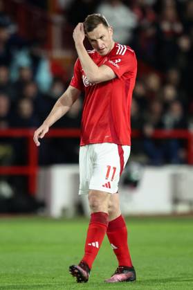 Premier League Nottingham Forest v Arsenal Chris Wood of Nottingham Forest wipes his face during the Premier League match Nottingham Forest vs Arsenal at City Ground, Nottingham, United Kingdom, 26th February 2025 (Photo by Alfie Cosgrove News Images) Nottingham City Ground Nottinghamshire United Kingdom Copyright: xAlfiexCosgrove NewsxImagesx