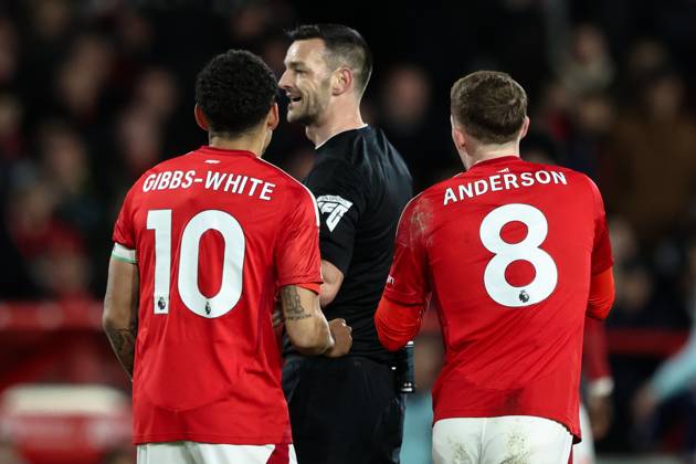 Premier League Nottingham Forest v Arsenal Morgan Gibbs-White and Elliot Anderson of Nottingham Forest reacts to referee Andy Madley during the Premier League match Nottingham Forest vs Arsenal at City Ground, Nottingham, United Kingdom, 26th February 2025 (Photo by Alfie Cosgrove News Images) Nottingham City Ground Nottinghamshire United Kingdom Copyright: xAlfiexCosgrove NewsxImagesx
