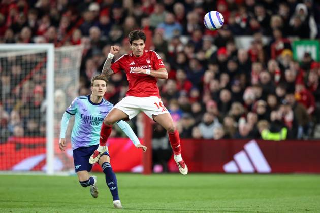 Premier League Nottingham Forest v Arsenal Nicolas Dominguez of Nottingham Forest jumps up to win the high ball during the Premier League match Nottingham Forest vs Arsenal at City Ground, Nottingham, United Kingdom, 26th February 2025 (Photo by Alfie Cosgrove News Images) Nottingham City Ground Nottinghamshire United Kingdom Copyright: xAlfiexCosgrove NewsxImagesx