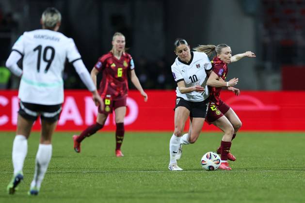 Fußball UEFA Nations League Damen Nationalmannschaft Länderspiel Deutschland - Österreich am 25.02.2025 im Max-Morlock-Stadion in Nürnberg Laura Feiersinger ( Österreich ), links - Elisa Senß ( Deutschland ), rechts DFB regulations prohibit any use of photographs as image sequences and or quasi-video.