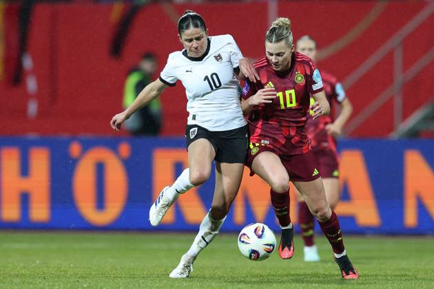 Fußball UEFA Nations League Damen Nationalmannschaft Länderspiel Deutschland - Österreich am 25.02.2025 im Max-Morlock-Stadion in Nürnberg Laura Feiersinger ( Österreich ), links - Laura Freigang ( Deutschland ), rechts DFB regulations prohibit any use of photographs as image sequences and or quasi-video.