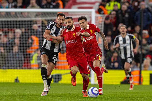 Football - FA Premier League - Liverpool FC v Newcastle United FC LIVERPOOL, ENGLAND - Wednesday, February 26, 2025: Liverpool s Mohamed Salah (R) is held back by Newcastle United s Jacob Murphy during the FA Premier League match between Liverpool FC and Newcastle United FC at Anfield. (Photo by David Rawcliffe Propaganda) LIVERPOOL Anfield MERSEYSIDE ENGLAND Copyright: xDavidxRawcliffex P2025-02-26-Liverpool_Newcastle-38