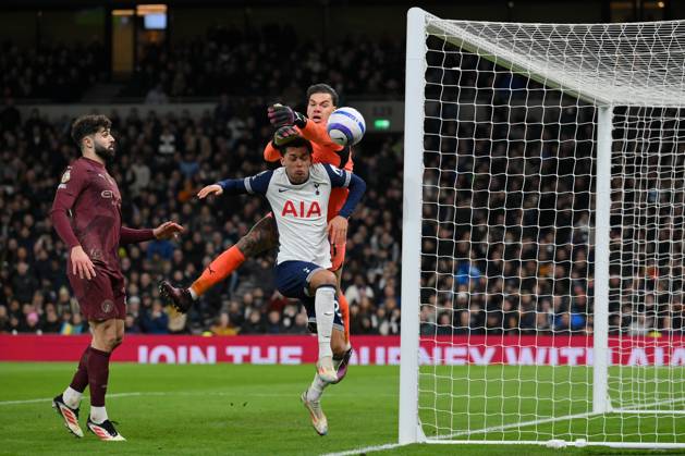 Football - 2024 2025 Premier League - Tottenham Hotspur vs Manchester City - Tottenham Hotspur Stadium - Wednesday 26th February 2025. Manchester City s Ederson battles with Tottenham Hotspur s Brennan Johnson. COLORSPORT Ashley Western