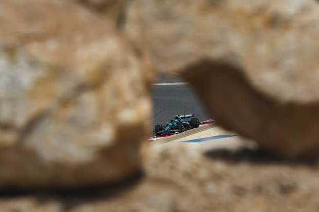 F1 - PRE-SEASON TESTING 2025 - BAHRAIN 14 ALONSO Fernando (spa), Aston Martin F1 Team AMR24, action during the Formula 1 Aramco pre-season testing 2025 of the 2025 FIA Formula One World Championship, WM, Weltmeisterschaft from February 26 to 28, 2025 on the Bahrain International Circuit, in Sakhir, Bahrain - SakhirBahrain Copyright: xEricxAlonsox