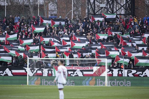 Bilder des Jahres 2025, Sport 03 März Sport Themen der Woche KW09 LA LIGA EA Sports - Rayo Vallecano vs Sevilla MADRID, SPAIN - March1: Rzyo Vallecano fans show their support for the Palestinian people during the LaLiga EA Sports 2024 25 match between Rayo Vallecano and Sevilla at Vallecas Stadium in Madrid. (Photo by Guillermo Martinez) Madrid Vallecas Stadium Spain Copyright: xGuillermoxMartinezx