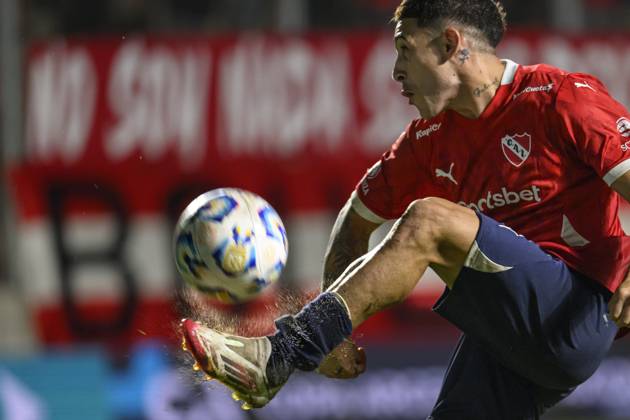 Independiente Vs Club Sportivo Belgrano - Copa Argentina 2025 BUENOS AIRES, ARGENTINA - FEBRUARY 26: Santiago Montiel of Independiente controls the ball during a match between Independiente Vs Club Sportivo Belgrano as part of Copa Argentina 2025 at Estadio San Nicolas on February 26, 2025 in San Nicolas, Buenos Aires, Argentina. San Nicolas Estadio San Nicolas Buenos Aires Argentina Copyright: xIMAGOx xPhotoCero5x xLucianoxBisbalx