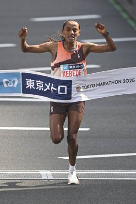 Bilder des Jahres 2025, Sport 03 März Sport Themen der Woche KW09 Sport Bilder des Tages March 2, 2025, Tokyo, Japan: Ethiopia s Sutume Asefa Kebede finishes in the first place in the womenÃ¢â‚¬â ¢s marathon during the Tokyo Marathon 2025 in Tokyo on March 2, 2025. Tokyo Japan - ZUMAz114 0805737736st Copyright: xPOOLx