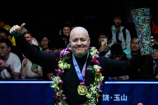 Bilder des Jahres 2025, Sport 03 März Sport Themen der Woche KW09 Sport Bilder des Tages SHANGRAO, CHINA - MARCH 01: John Higgins of Scotland poses with champion trophy after winning the Final match against Joe O Connor of England on day 7 of Weide Cup World Open 2025 at Yushan Centre on March 1, 2025 in Shangrao, Jiangxi Province of China.  Copyright: xTaixChengzhex 111551961339